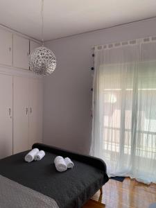 sypialnia z łóżkiem z 3 ręcznikami w obiekcie DARSISS - Agrinio Museum apartment w mieście Agrinio