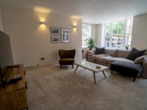 ein Wohnzimmer mit einem Sofa und einem Couchtisch in der Unterkunft Pass the Keys Luxury 2 bed apartment in Nottingham city centre in Nottingham