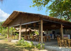 Ein Restaurant oder anderes Speiselokal in der Unterkunft Margarita Beach 