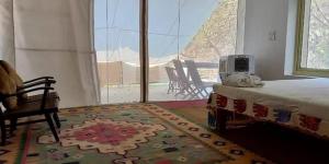En eller flere senge i et værelse på Spashram River Mountain Ganga Beach Retreat