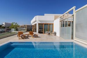 Bazén v ubytování Herbert Samuel Hod Dead Sea Hotel nebo v jeho okolí