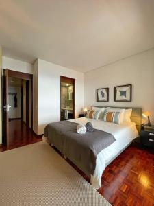 - une chambre avec un grand lit dans l'établissement Vista Formosa, à Funchal