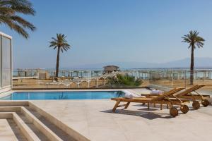 Bazén v ubytování Herbert Samuel Hod Dead Sea Hotel nebo v jeho okolí