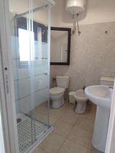 un bagno con doccia, WC e lavandino di B&B Mediterraneo a Gela Altre 5 foto