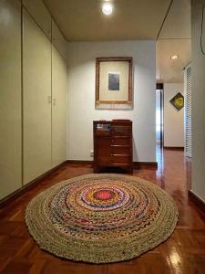Cette chambre est dotée d'un grand tapis et de parquet. dans l'établissement Vista Formosa, à Funchal