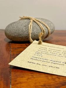 un morceau de papier à côté d'un rocher avec une étiquette dans l'établissement Vista Formosa, à Funchal