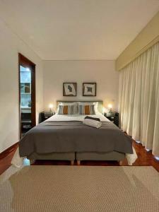 - une chambre avec un grand lit et 2 oreillers dans l'établissement Vista Formosa, à Funchal