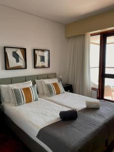 Cette chambre comprend un grand lit et une fenêtre. dans l'établissement Vista Formosa, à Funchal