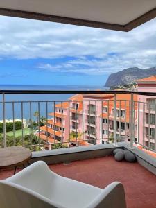 d'un balcon avec une table et une vue sur les bâtiments. dans l'établissement Vista Formosa, à Funchal