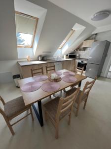 Η κουζίνα ή μικρή κουζίνα στο JÁNHÁZ Apartman Révfülöp