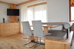 salon z drewnianym stołem i krzesłami w obiekcie Hintnerhof w mieście Chiusa
