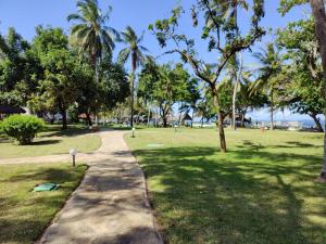 un sentiero pedonale in un parco con palme di Muthu Nyali Beach Hotel & Spa, Nyali, Mombasa a Mombasa