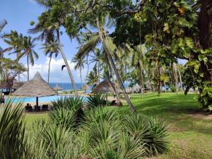 uma vista para um resort com uma piscina e palmeiras em Muthu Nyali Beach Hotel & Spa, Nyali, Mombasa em Mombasa