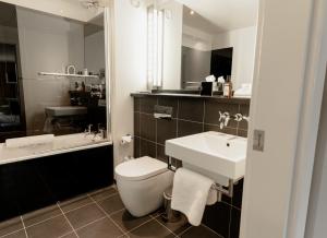 La salle de bains est pourvue de toilettes, d'un lavabo et d'un miroir. dans l'établissement ABode Chester, à Chester