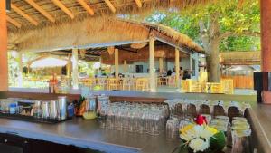 eine Bar mit Brille auf einer Theke in der Unterkunft Margarita Beach in Khanom