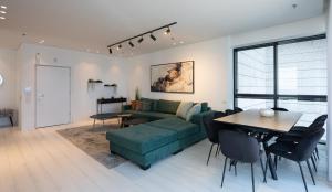 Ruang duduk di Sea-Breeze Penthouse with Jacuzzi