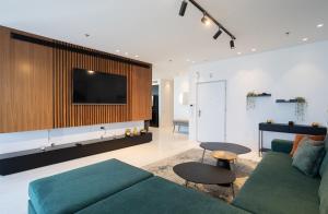 Televisyen dan/atau pusat hiburan di Sea-Breeze Penthouse with Jacuzzi