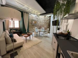 salon z kanapą i stołem w obiekcie ApARTment Madrid w Madrycie