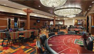 um casino com mesas de póquer e cadeiras num casino em Ameristar Casino Hotel em East Chicago
