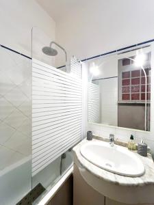 W łazience znajduje się umywalka i przeszklony prysznic. w obiekcie Appartement Les Halles , Climatisation, Terrasse, Garage w mieście Narbona