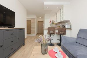 Televízia a/alebo spoločenská miestnosť v ubytovaní Warszawa Szlachecka Apartment by Noclegi Renters