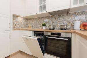 Kuchyňa alebo kuchynka v ubytovaní Warszawa Szlachecka Apartment by Noclegi Renters