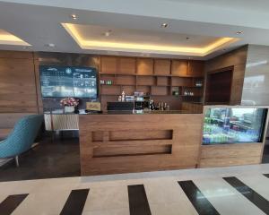 un ristorante con bar in una camera d'albergo di Weekend Hotel Sari a Gedda