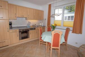 a kitchen with a table and chairs and a window at Ferienhaus zum Südstrand in Ostseebad Sellin