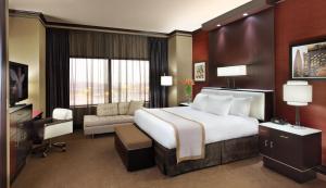 een hotelkamer met een bed, een bureau en een bank bij Ameristar Casino Hotel in East Chicago