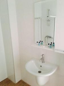 BoghazにあるТрехкомнатные апартаменты в жилом комплексе Caesar Beach D4 Flat13の洗面台と鏡のある白いバスルーム