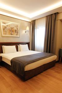 Sogut Hotel Old City في إسطنبول: غرفة نوم بسرير كبير ونافذة