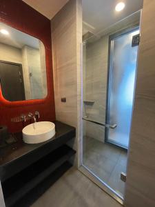 a bathroom with a sink and a shower at Edge Central Pattaya Condo หรูใจกลางเมืองพัทยา in Pattaya Central