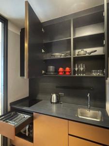 a kitchen with a sink and a counter top at Edge Central Pattaya Condo หรูใจกลางเมืองพัทยา in Pattaya Central