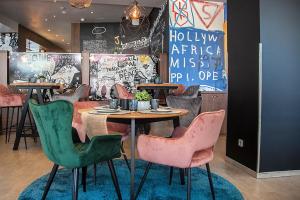 A seating area at Hotel Mercure Wien Westbahnhof