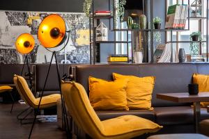 A seating area at Hotel Mercure Wien Westbahnhof