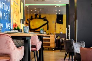 A seating area at Hotel Mercure Wien Westbahnhof