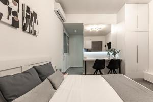 um quarto com uma cama, uma mesa e cadeiras em Phaedrus Living: City Center Executive Flat Stadiou em Atenas