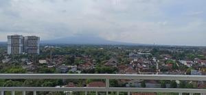 Γενική άποψη της πόλης Kejayan ή θέα της πόλης από  αυτό το διαμέρισμα