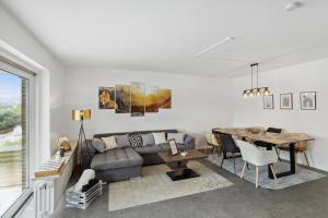 ein Wohnzimmer mit einem Sofa und einem Tisch in der Unterkunft Charysma - Chillout-Loft, Wintergarten, E-Kamin, Massage-Sessel, Parkplätze in Hameln