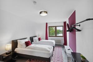 ein Wohnzimmer mit 2 Betten und einem Fenster in der Unterkunft Charysma - Chillout-Loft, Wintergarten, E-Kamin, Massage-Sessel, Parkplätze in Hameln
