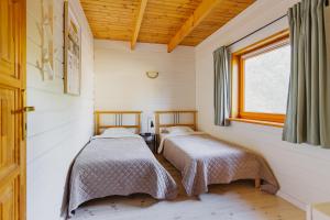 מיטה או מיטות בחדר ב-Dom pod Klonem