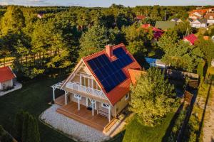 una vista aérea de una casa con techo solar en Dom pod Klonem, en Jantar