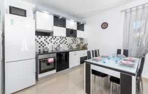 Kuchyňa alebo kuchynka v ubytovaní Holiday House Pudarica