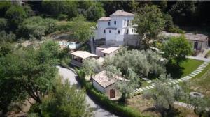 an aerial view of a house with a yard at Relais FraSimon Antico Casale in San Vito Chietino