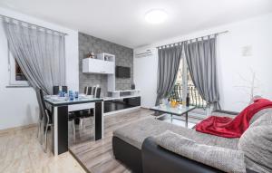 Kuchyňa alebo kuchynka v ubytovaní Holiday House Pudarica