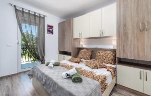 een slaapkamer met een bed met luipaardkussens bij Holiday House Pudarica in Rovinjsko Selo