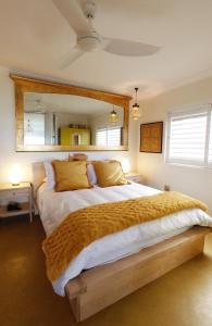 Ένα ή περισσότερα κρεβάτια σε δωμάτιο στο Dolphin Inn Guesthouse