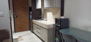KejayanにあるRuby Apartment #10のシンクと冷蔵庫のある小さなキッチン