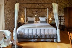 A bed or beds in a room at Es Portal Restaurant i Hotel Boutique - Adults only