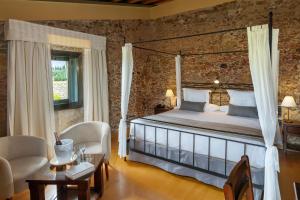 A bed or beds in a room at Es Portal Restaurant i Hotel Boutique - Adults only
